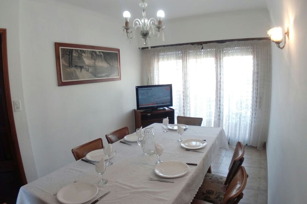 COMEDOR CON LCD DE 32" Y BALCON A LA CALLEE