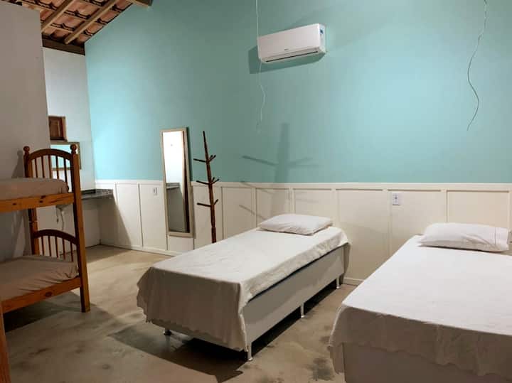 Suitë bruz me ajër të kondicionuar dhe dollap. 