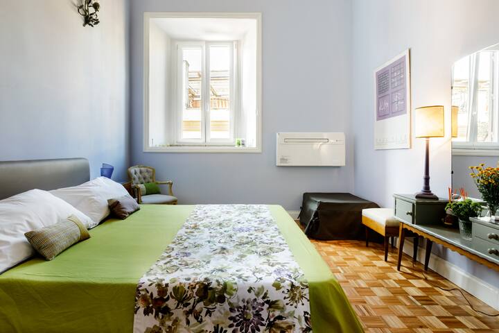 Casa Giulia al Pantheon, un ampio e originale appartamento con balcone. gallery image 5