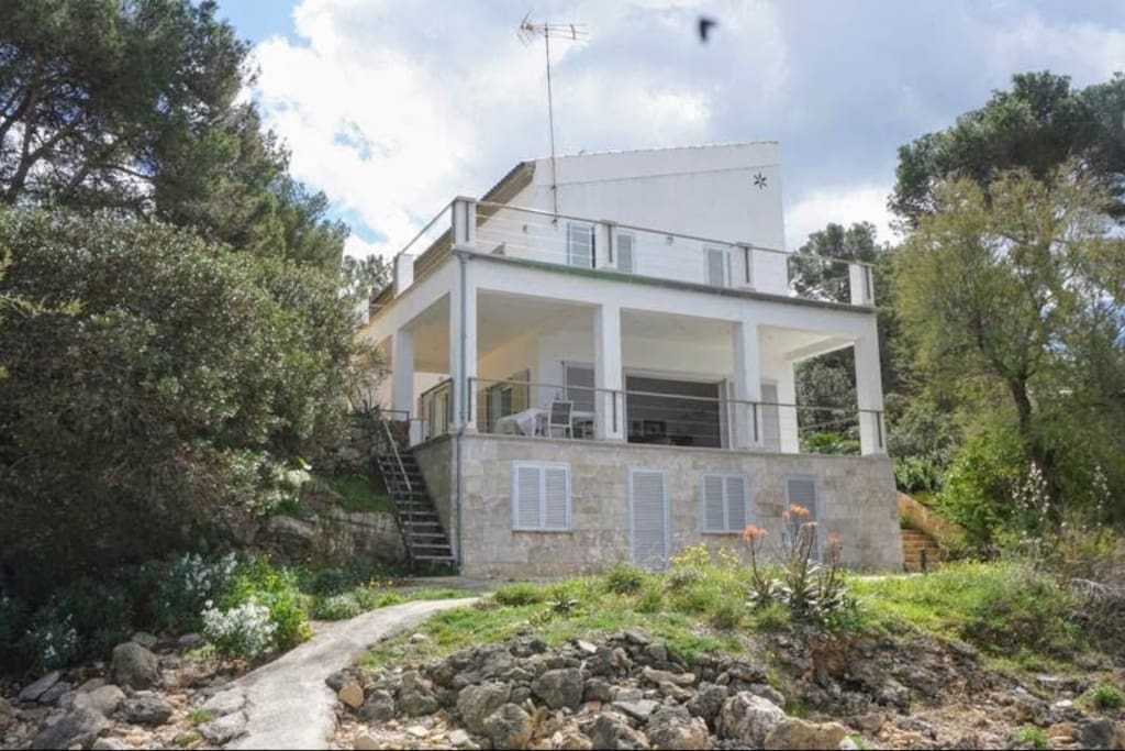 Vistas desde el mar, acceso privado desde la casa y solarium privado a pie de mar con mobiliario de exteriores