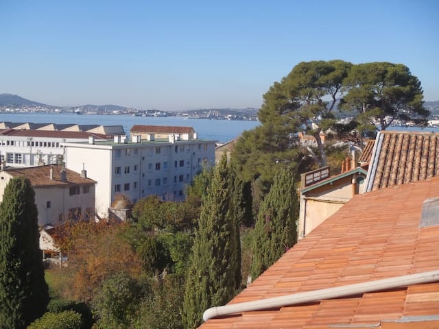 Private room with 2 bedrooms in Toulon - Villa les  Iris La Mitre Chambres B&B