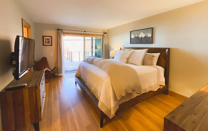 Dormitorio principal con baño completo recientemente actualizado, vestidor y vistas al lago... ¡es un placer despertar a la vista!  Los pisos también se han actualizado recientemente (no se muestra en la foto). 