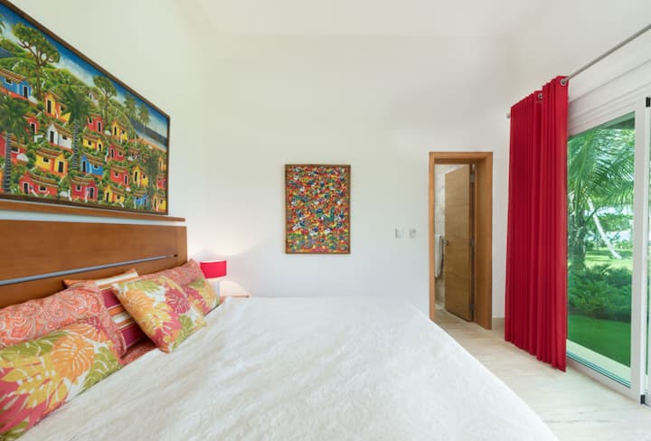 ห้องนอนใหญ่พร้อมห้องน้ำในตัวและทางเข้าส่วนตัว