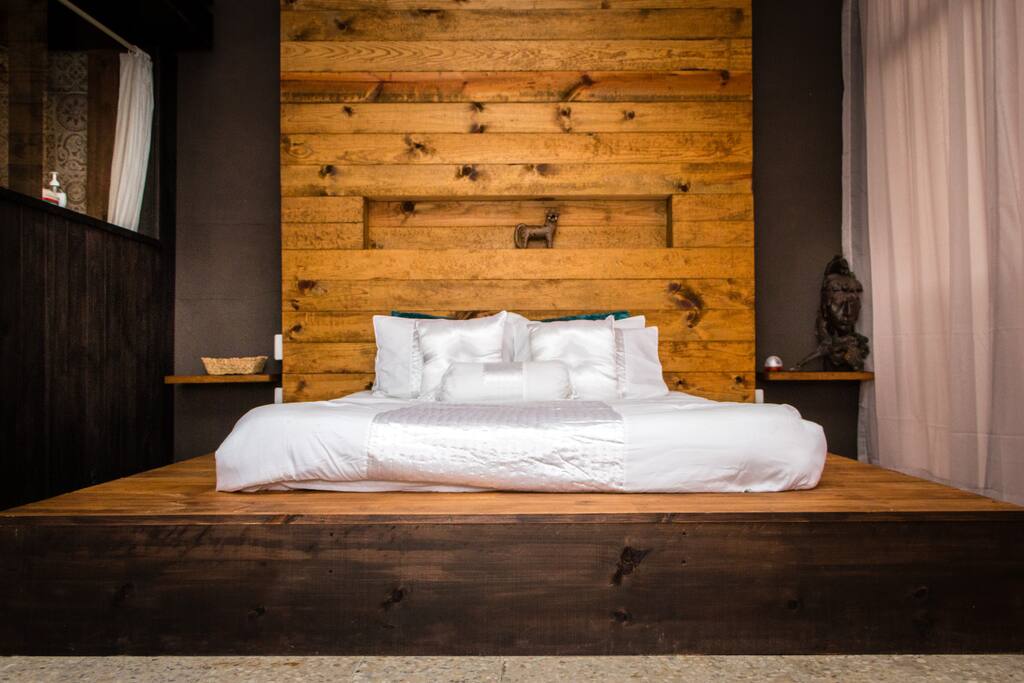 HABITACION GRIS CAMA KING SIZE Y CAMA MATRIMONIAL.