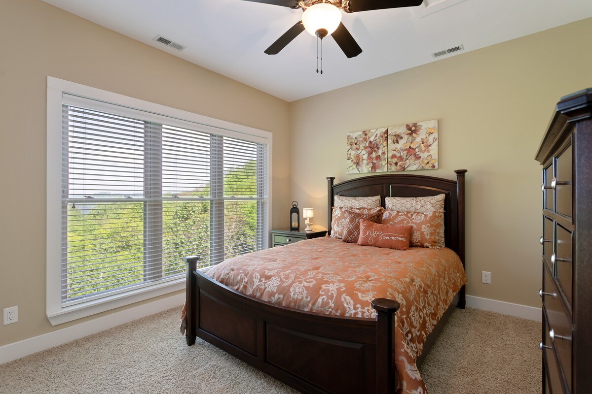 מיטת קווין סייז במפלס התחתון עם נוף לאגם