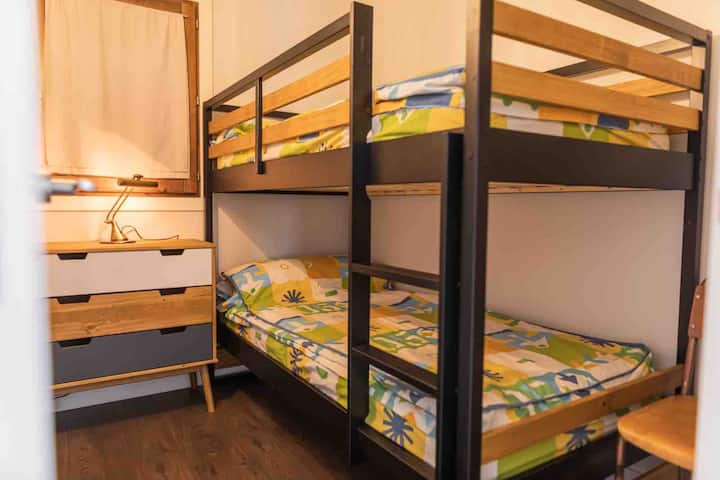 Chambre 3, avec lits superposés.