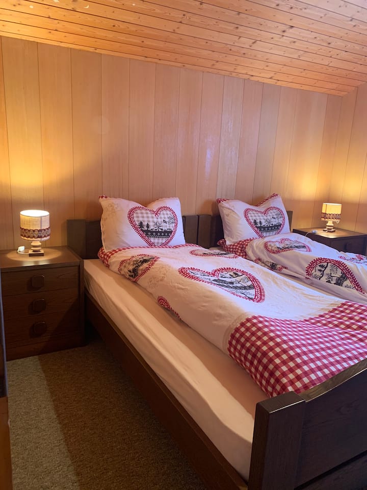 Gemütliches Doppelzimmer mit Aussicht auf die Berge und großem Einbauschrank, Obergeschoss