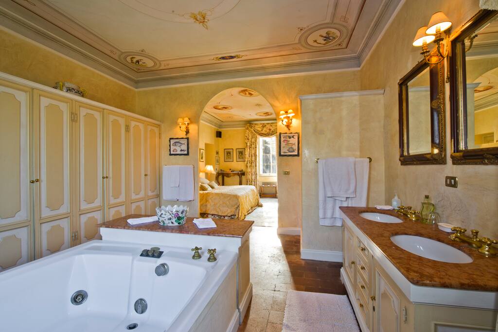 Dante's bathroom with jacuzzi bath