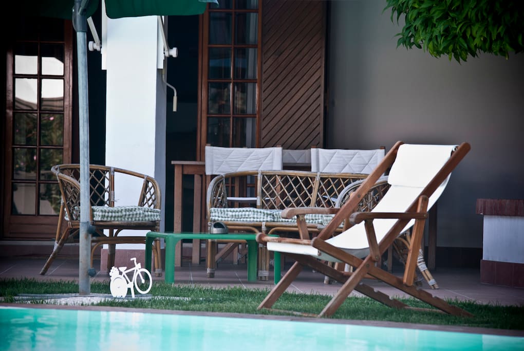 Una curiosa prospettiva dal basso della zona tra la piscina e il porticato