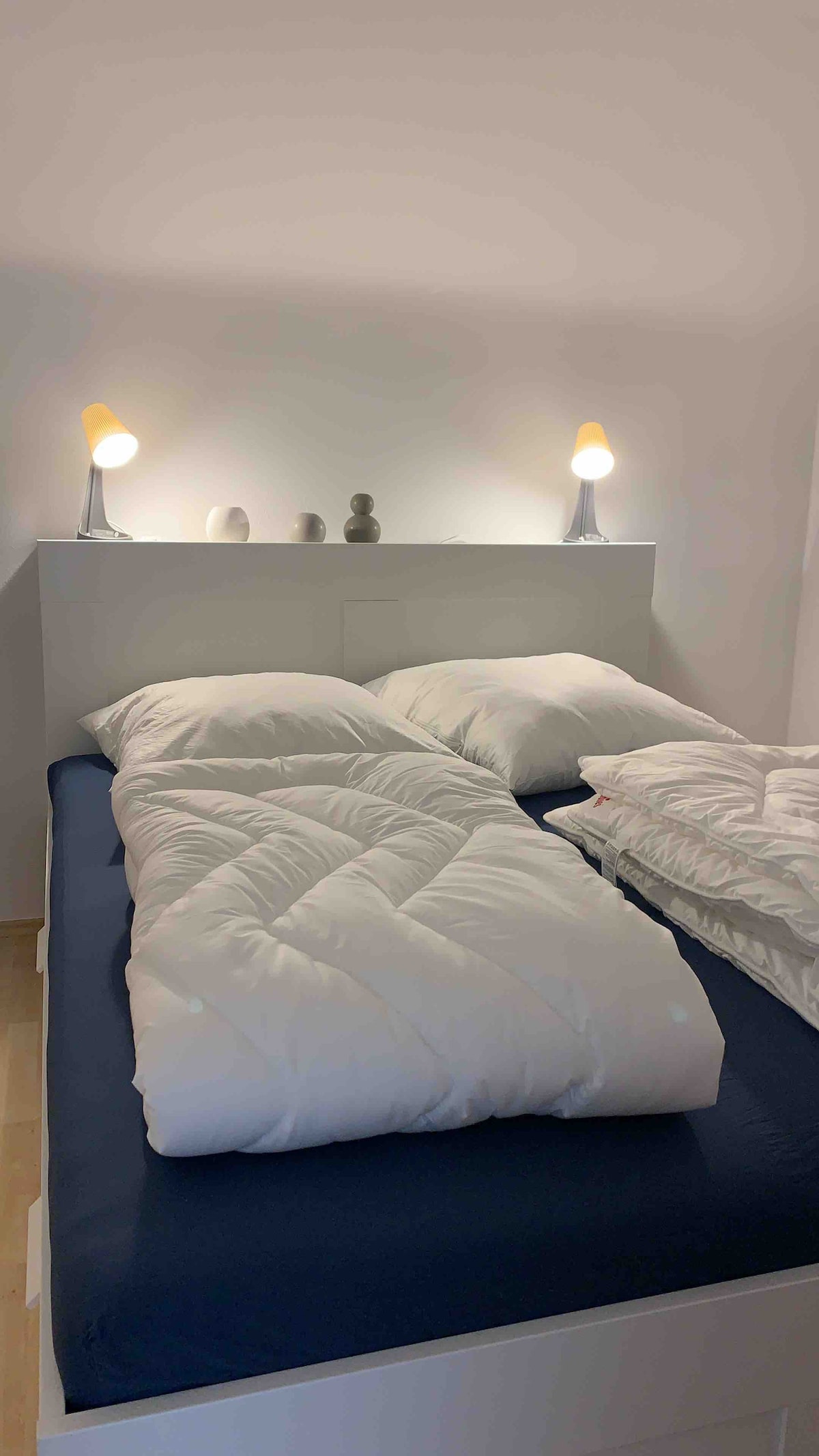 Das Schlafzimmer mit Bett 160x200