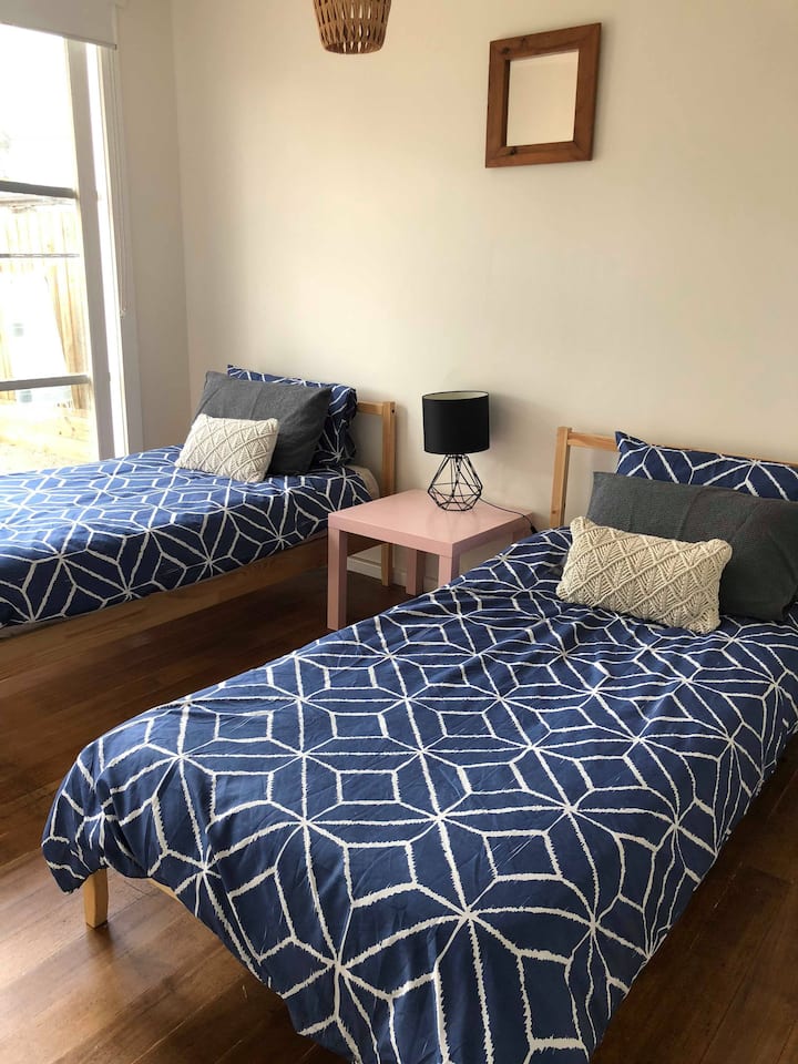 两张单人床（我们应要求提供一张便携式婴儿床）