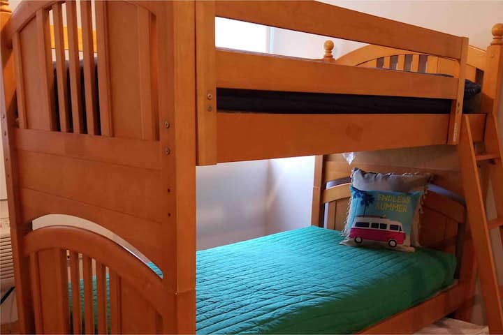 Втората стая разполага с двуетажни легла.