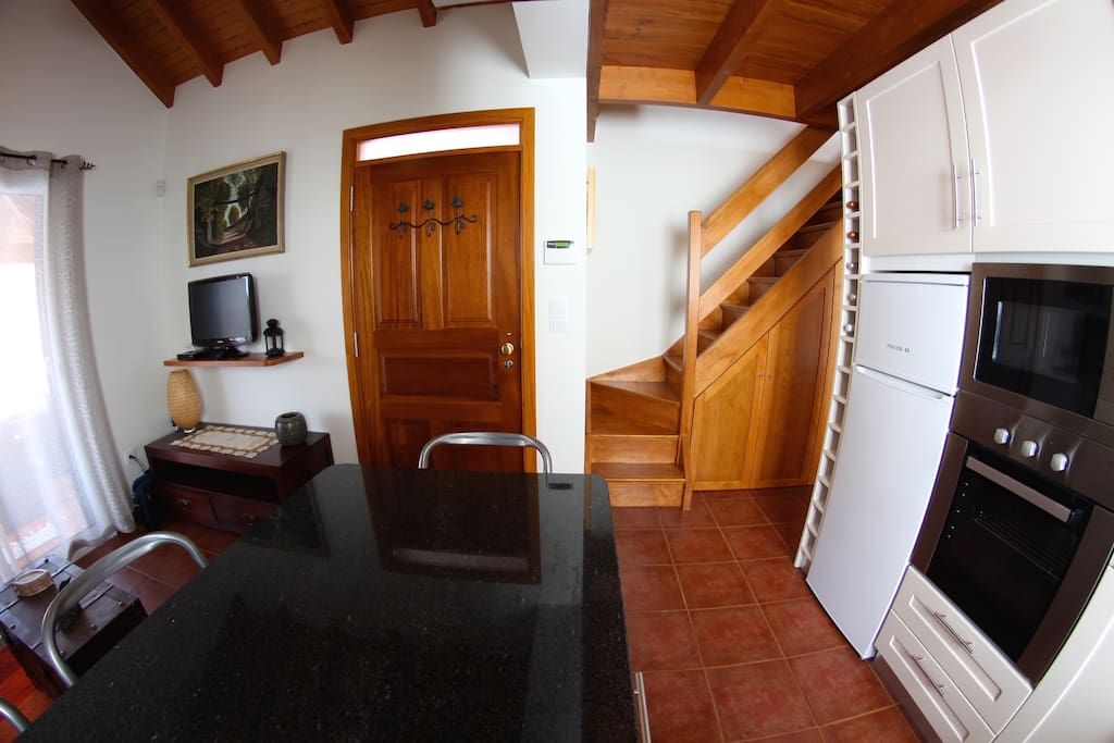 Cozinha e escadaria para o sótão