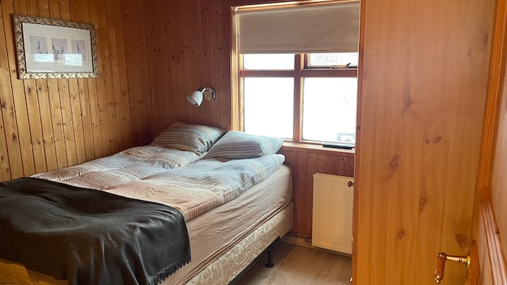 La camera da letto principale con una TV collegata a Chromecast e á armadio.