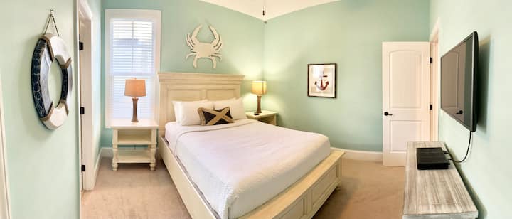 1号卧室配备一张标准双人床，与2号卧室共用卫生间。
二楼