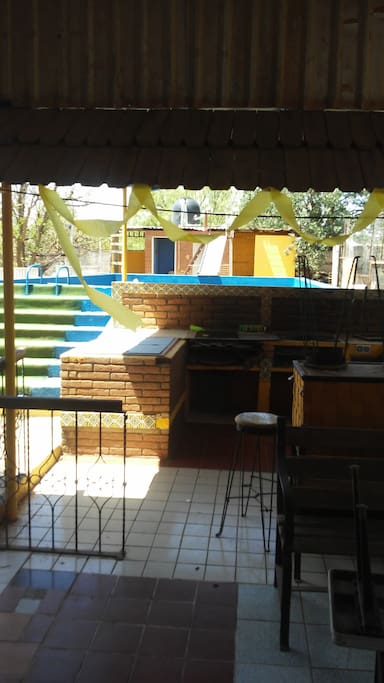 Asador amplio y piscina