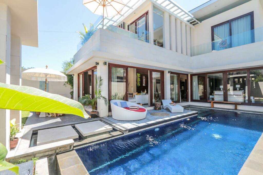 Vi Lovia has sunlight at all hours of the day. The pool is perfectly positioned to catch all day rays