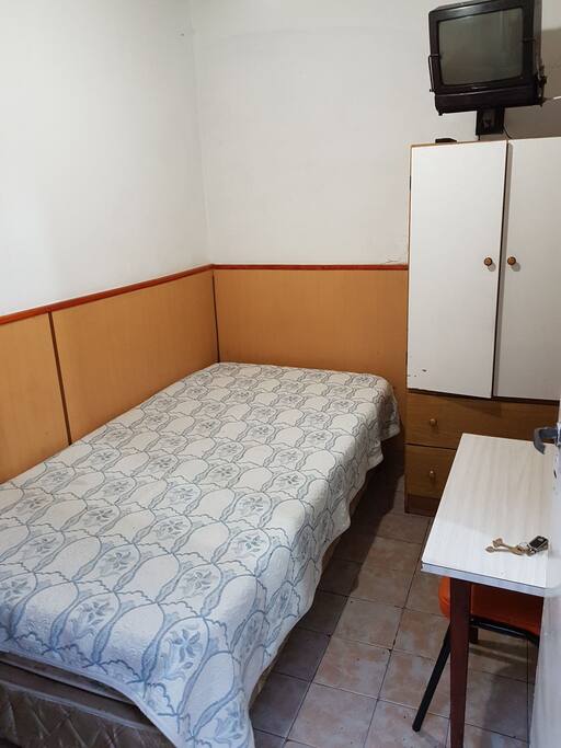 Cama de plaza y media TV x cable wifi