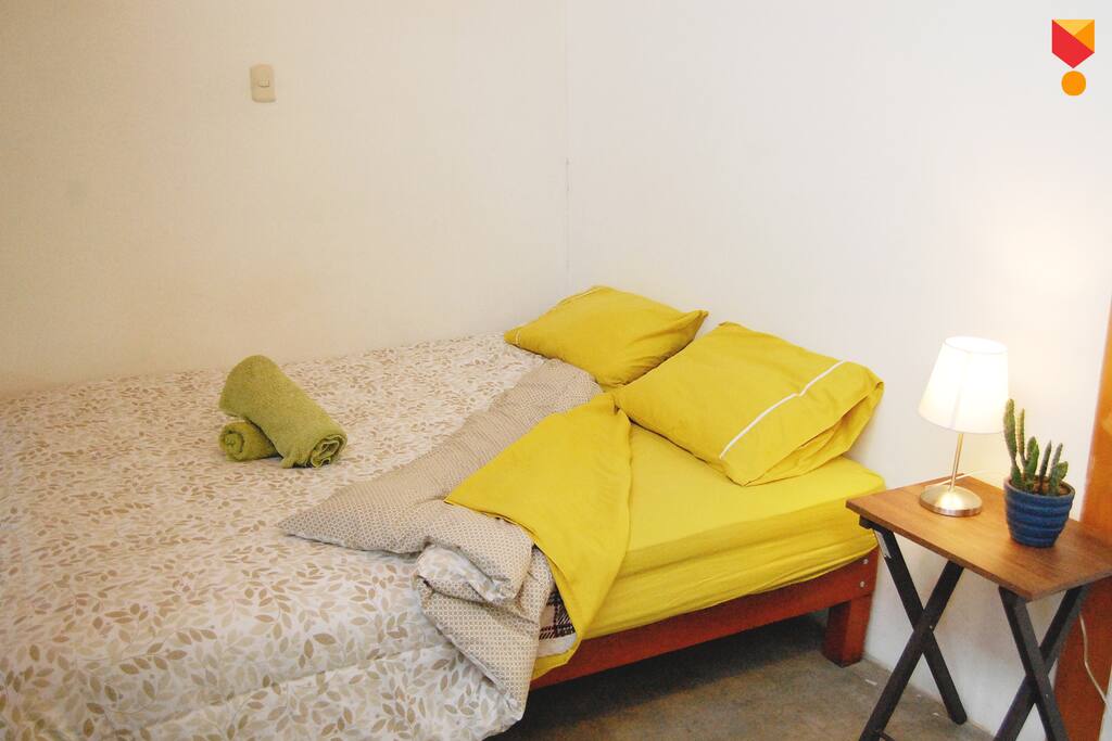 Queen site cama amplia y reparadora, ideal para descansar como merecemos / Queen size bed
wide and restorative, ideal to rest as we deserve.