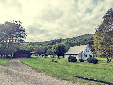 Riverfront Cottage on Nature Preserve/15 min to VT