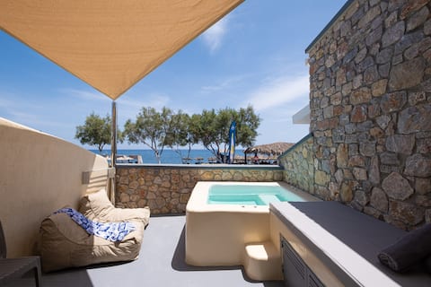 Successful Airbnb property: BeachFront Junior Suite with Private Jacuzzi / no2 in Περιφέρεια Νοτίου Αιγαίου