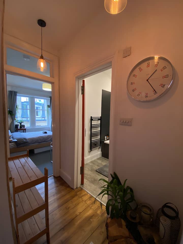 Large Central Modern 2 Bed - Beside Meadows