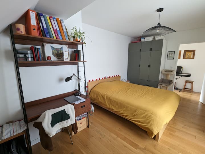 غرفة النوم الرئيسية والمساحة المكتبية