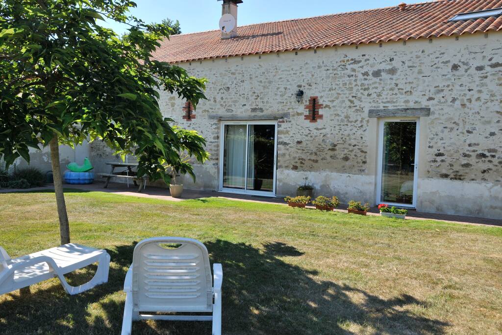 Le grand jardin donne sur la campagne. vous y trouverez des transats, un barbecue, une balançoire et des jeux pour enfants.