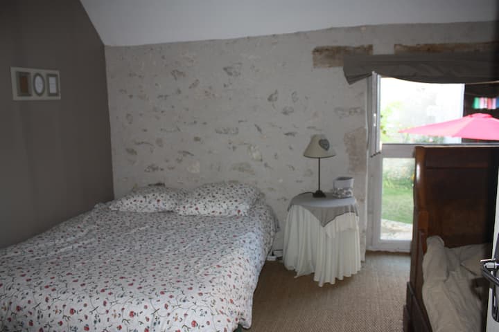 Chumba cha kulala cha ngazi ya kwanza na polishi yake ya mawe