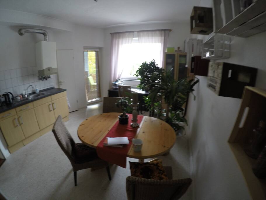 Küche mit Durchgang zum Balkon