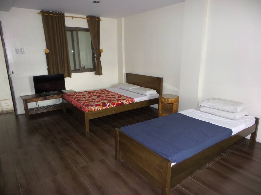 1 queen bed, 1 single bed with pullout