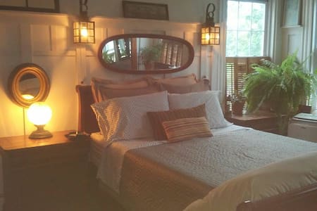 Cape Cod Room, With Private Bath-Townhouse-RedLine