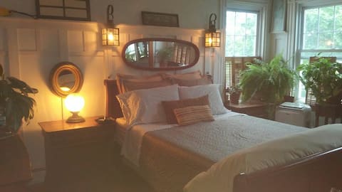 Cape Cod Room, With Private Bath-Townhouse-RedLine