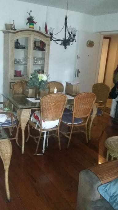 Mesa de jantar na sala de estar