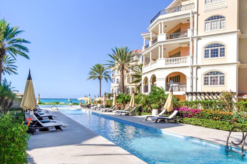Reverse current Lap Pool on the Beach - Somerset Luxury boutique resort