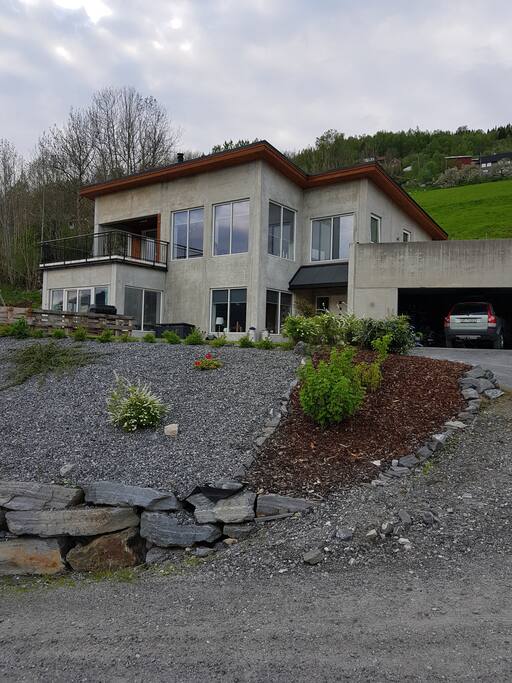 Hus med hage og garasje