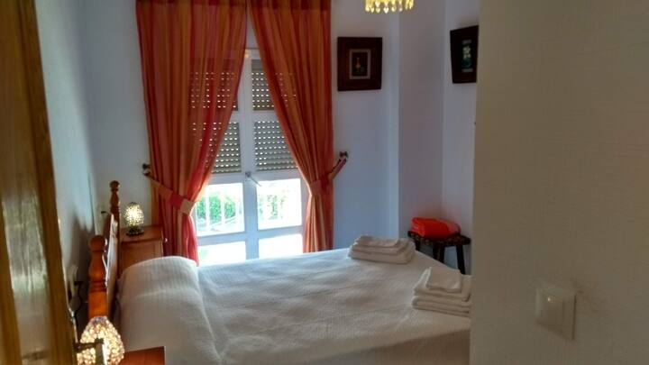 लॉकबॉक्स के साथ मास्टर बेडरूम