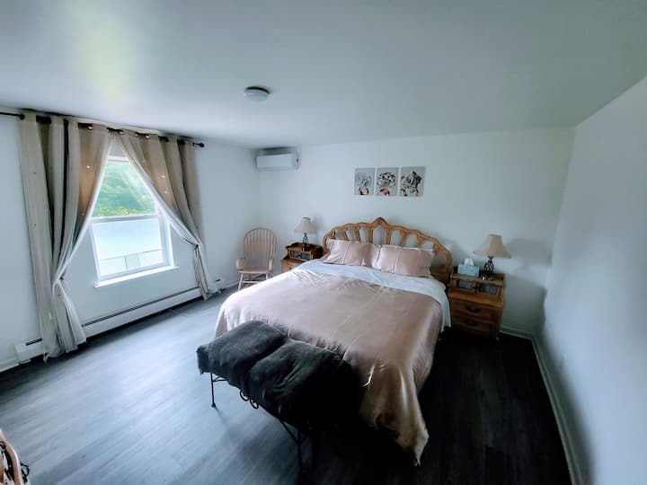 - ☆ Dormitorio 1 (habitación principal): experimenta un lujo inigualable en el dormitorio 1, con una cómoda cama tamaño king para una noche de sueño reparador.