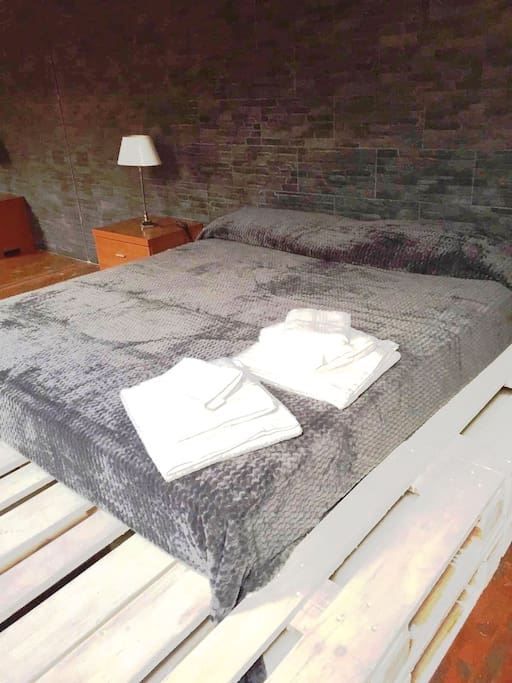 Attic bedroom: bed linen and towels are included in the price.