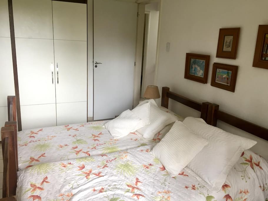 Quarto com camas de solteiro