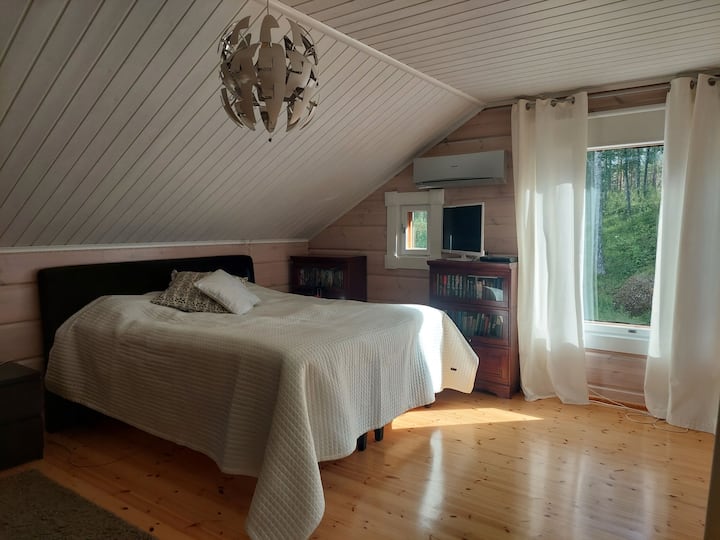 El dormitorio principal tiene una cama Yankee de 180 cm de ancho y mucho espacio para una estancia en el colchón. Persianas enrollables oscurecedoras.