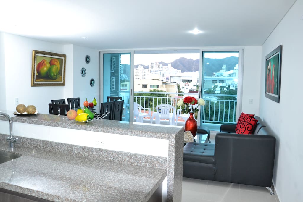 Vista de la sala-comedor desde la entrada del apartamento