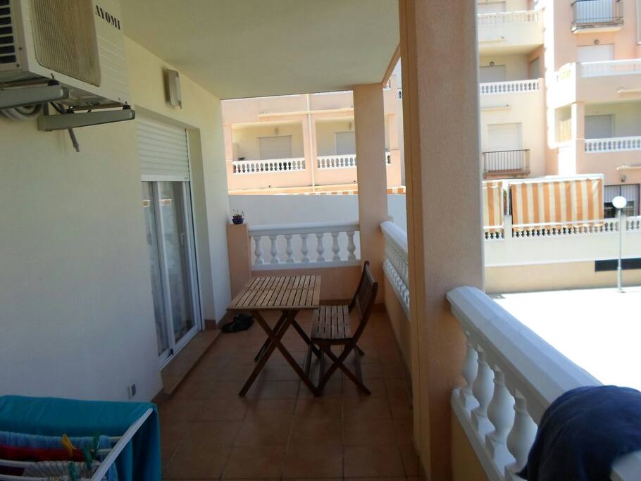 Terraza de 11 metros cubierta.con mesa y sillas