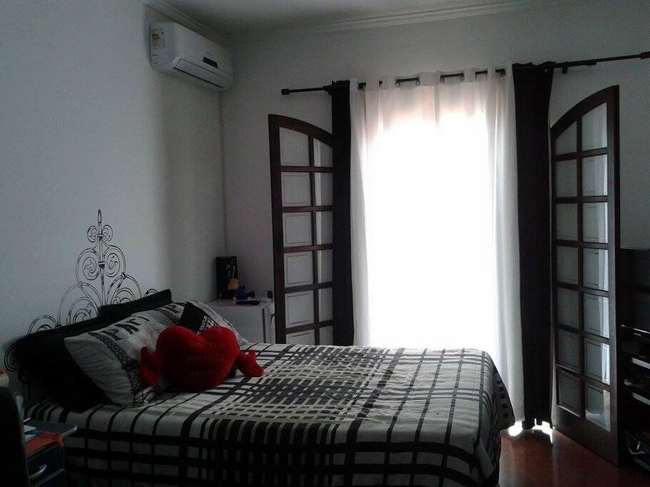 Suite - Cama box casal / Ar condicionado / Frigobar