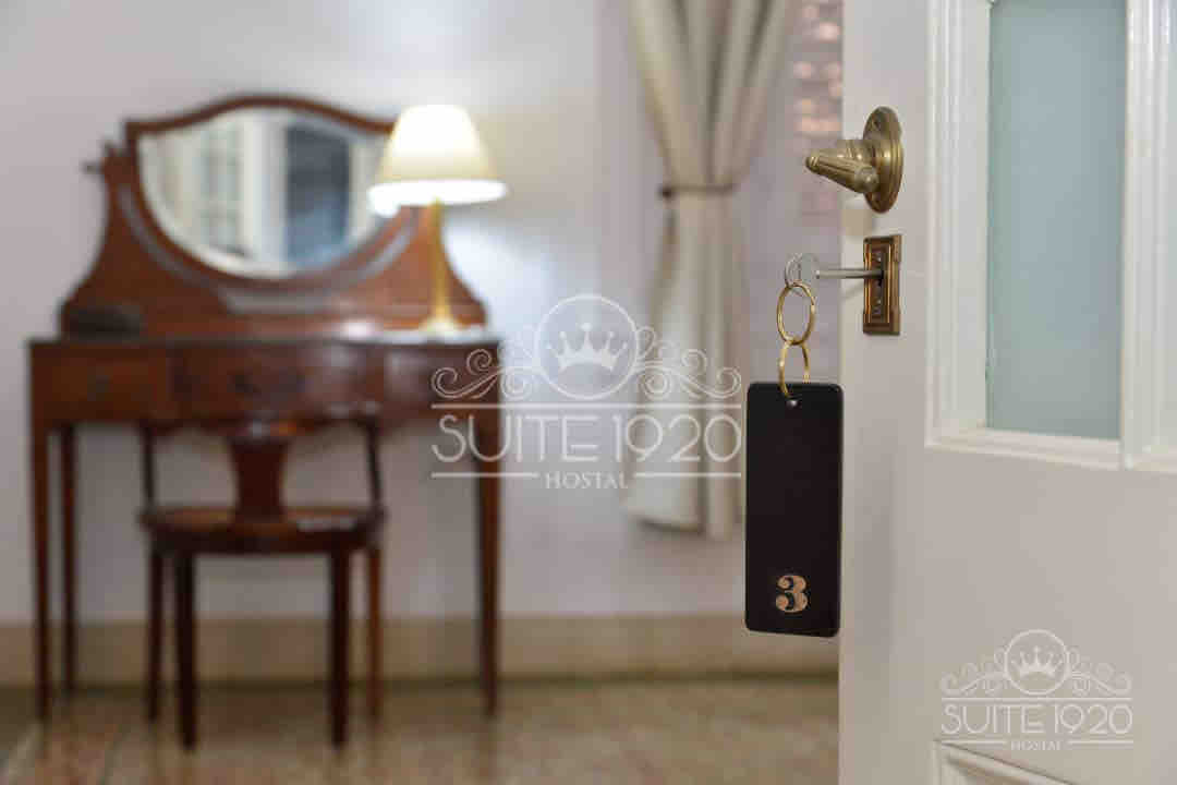 Cuarto Nº 3, confort clásico con sus muebles de maderas preciosas y cama King Size (2x2 m.)