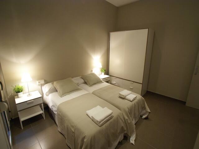 Apart. Familiar en Bcn Centro para 10 personas. gallery image 2