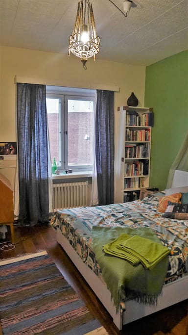 In the bedroom, there is a comfortable queen-size bed (160cm) and a TV.