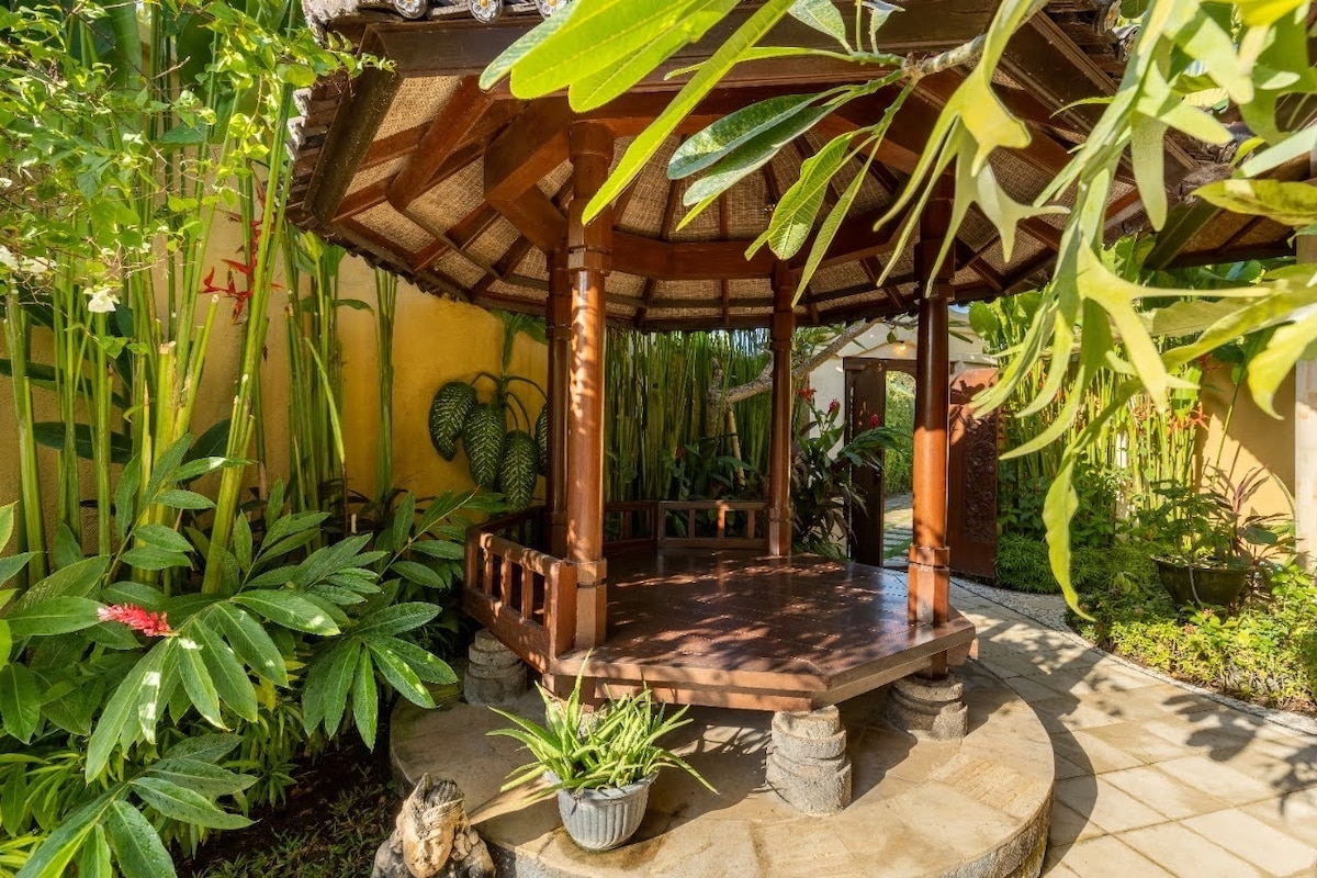 Villa in Kecamatan Denpasar Selatan · ★4.93 · 2 bedrooms · 2 beds · 2 private baths, comparable Airbnb