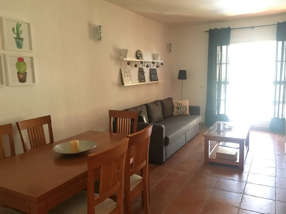 Amplio salón comedor con salida a la terraza