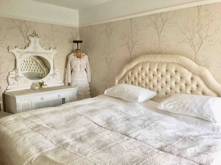 Конфигурация с две единични легла. Осигуряване на биологично инертен матрак и памучно спално бельо .